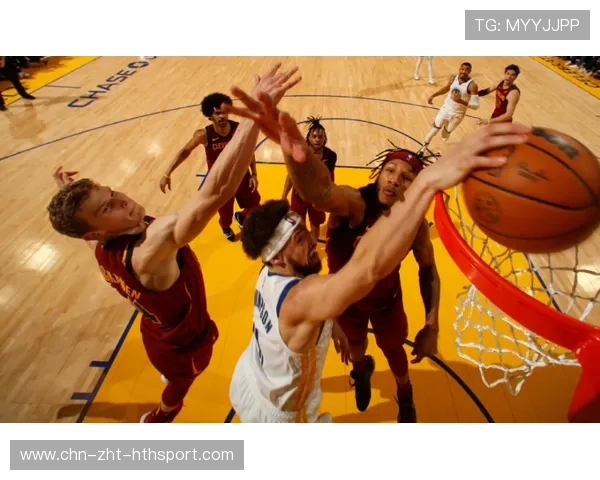 库里持球突破妙传汤神,勇士外线三分雨落