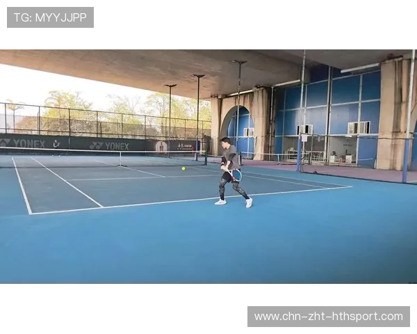 网球选手的底线：他是如何通过快速跑动找准每一拍回球节奏的